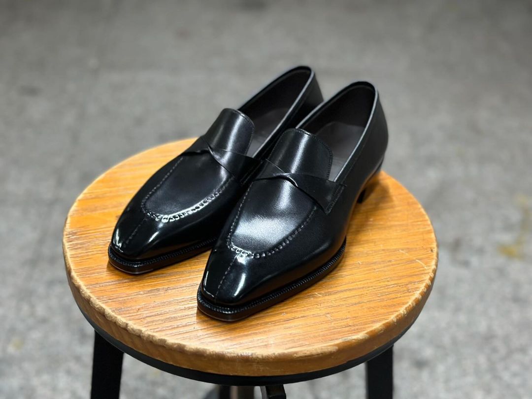 SIENNA - LUXURIOUS BLACK TWISTED STRAPED LOAFER